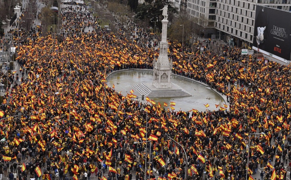 Miles de personas se concentran en Colón por la unidad de España y la convocatoria de elecciones Miles de personas se concentran en Colón por la unidad de España y la convocatoria de elecciones