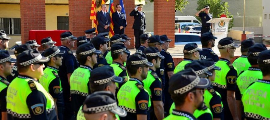 Fins el pròxim 22 de febrer els agents controlaràn als ciutadans que conduïxen mentre fan ús del telèfon móbil. Fins el pròxim 22 de febrer els agents controlaràn als ciutadans que conduïxen mentre fan ús del telèfon móbil.