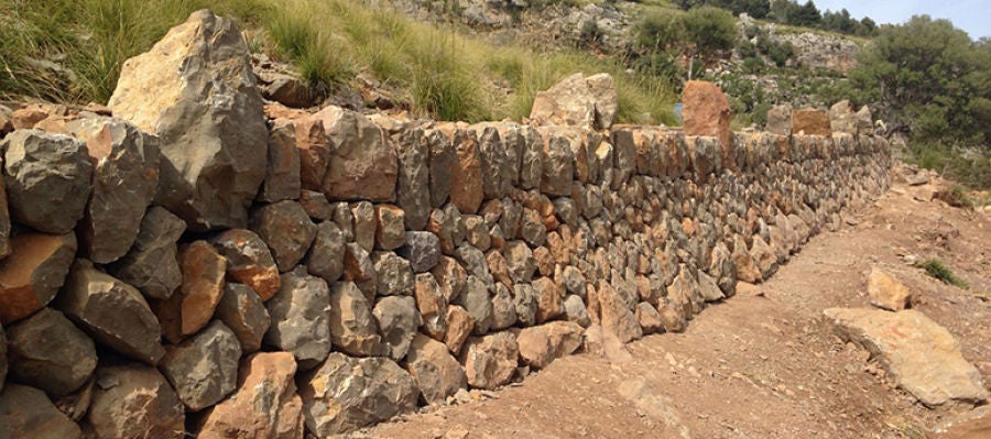 Un gragmento de 'pedra en sec' en la Serra de Tramuntana de Mallorca. Un gragmento de 'pedra en sec' en la Serra de Tramuntana de Mallorca.