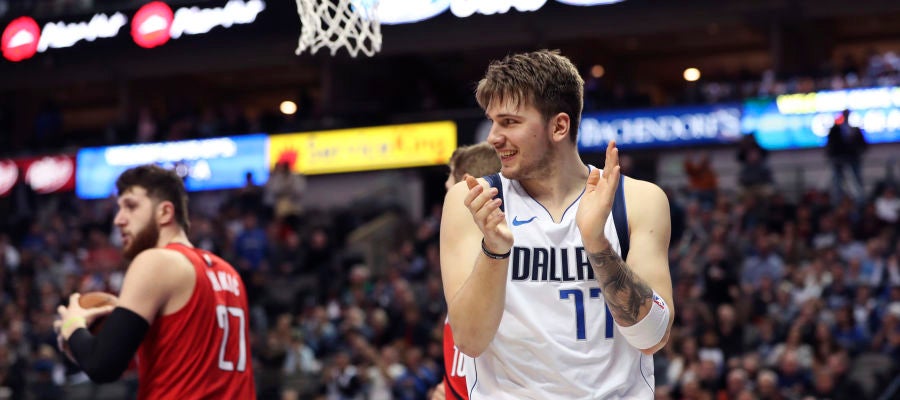 Luka Doncic aplaude una acción en un partido con los Mavericks Luka Doncic aplaude una acción en un partido con los Mavericks