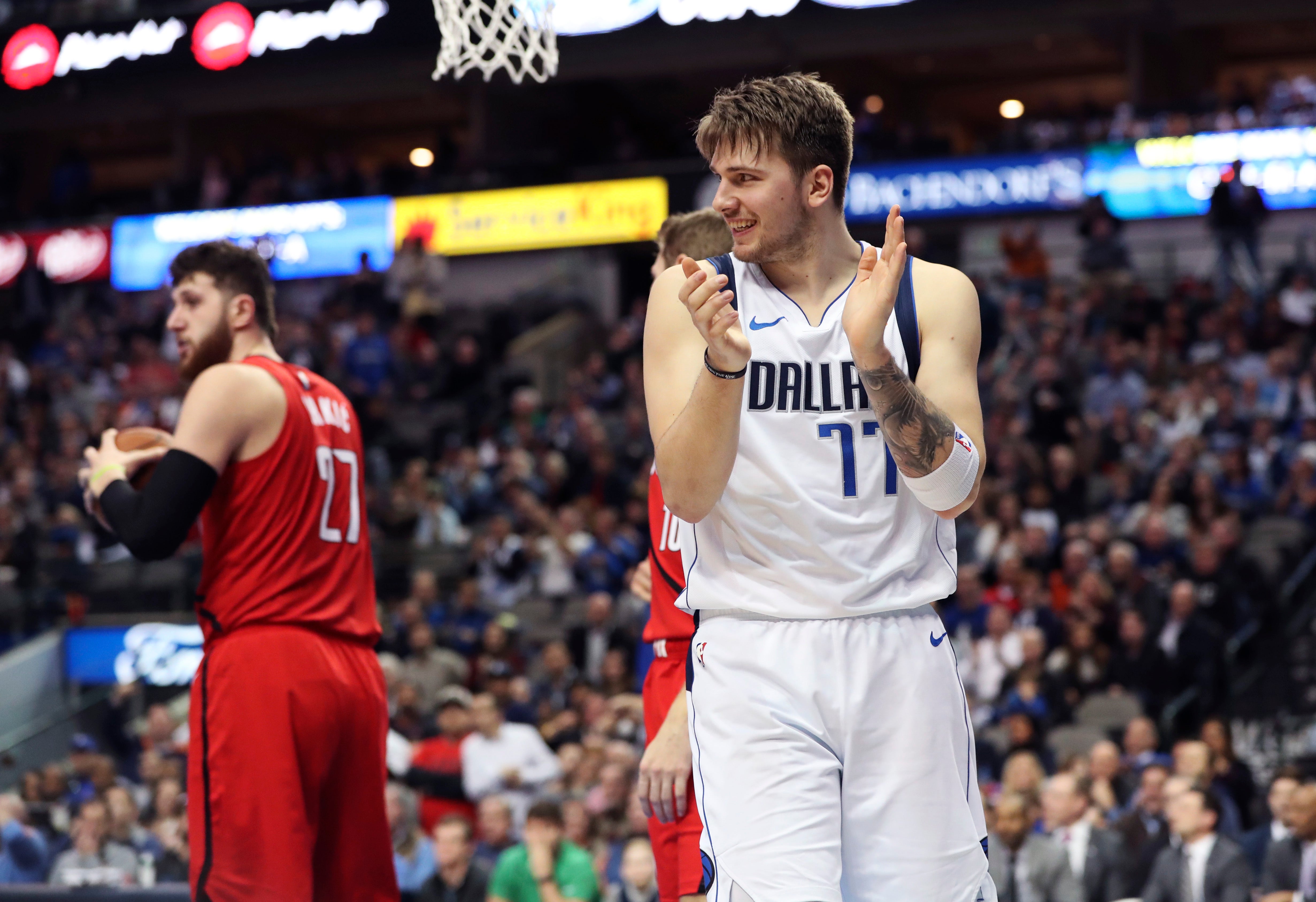 Doncic guía a los Mavs al triunfo ante los Blazers; victorias de Warriors y Sixers Doncic guía a los Mavs al triunfo ante los Blazers; victorias de Warriors y Sixers