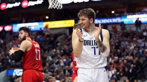 Luka Doncic aplaude una acci&oacute;n en un partido con los Mavericks
