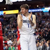 Luka Doncic aplaude una acción en un partido con los Mavericks Luka Doncic aplaude una acción en un partido con los Mavericks