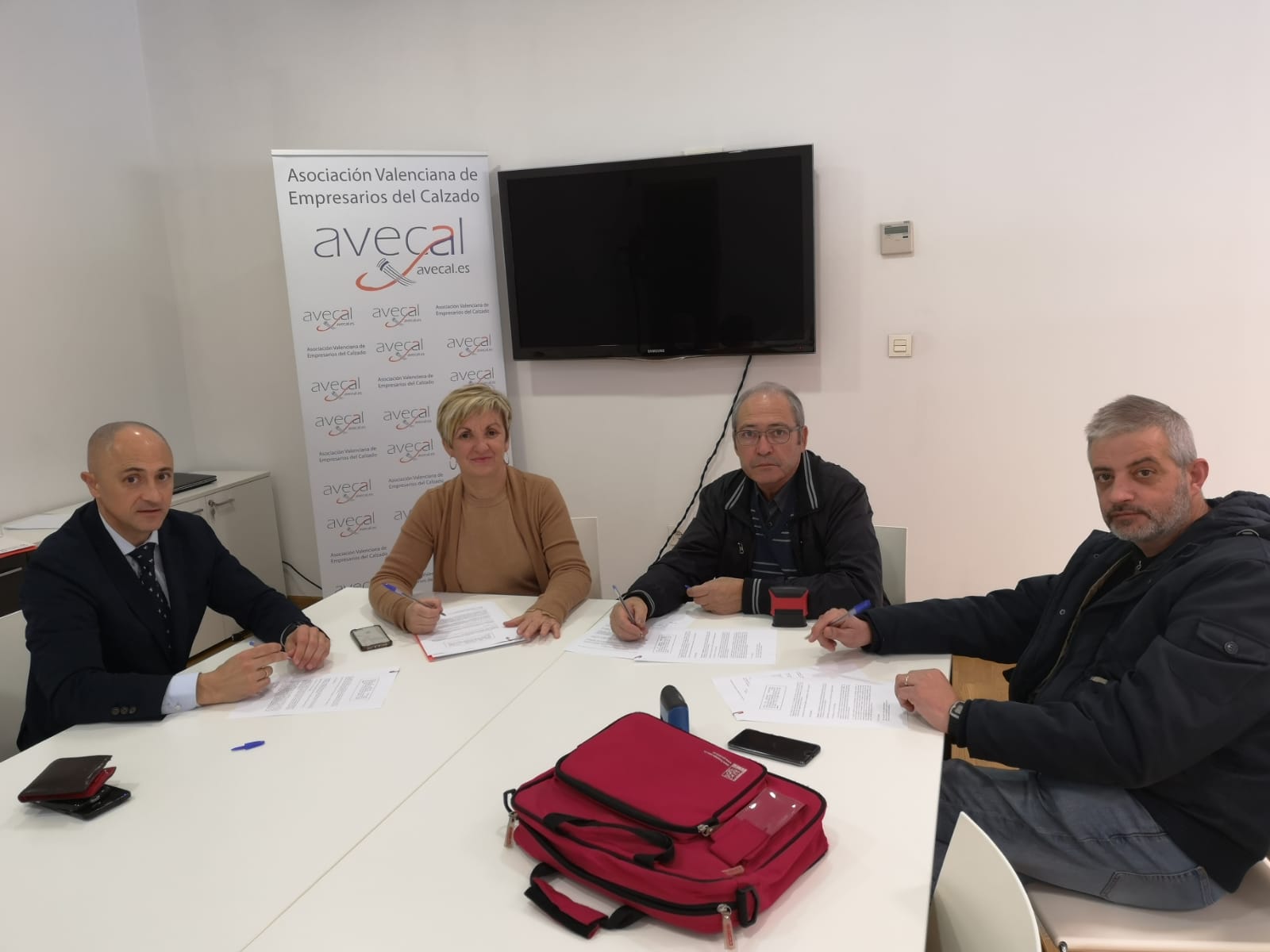 Patronales y sindicatos acuerdan un periodo de vacaciones en el sector calzado este año entre el 5 de agosto y el 1 de septiembre Patronales y sindicatos acuerdan un periodo de vacaciones en el sector calzado este año entre el 5 de agosto y el 1 de septiembre