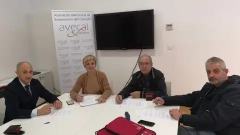 Álvaro Sánchez, director general de AEEC; Marian Cano, presidenta ejecutiva de Avecal; Miguel Ángel Cerdá, de CCOO, y Juan José Moreno, de UGT. Álvaro Sánchez, director general de AEEC; Marian Cano, presidenta ejecutiva de Avecal; Miguel Ángel Cerdá, de CCOO, y Juan José Moreno, de UGT.