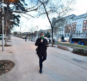 Carlos Alsina durante su paseo por Recoletos Carlos Alsina durante su paseo por Recoletos