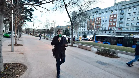 Carlos Alsina durante su paseo por Recoletos Carlos Alsina durante su paseo por Recoletos