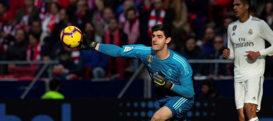 Thibaut Courtois saca con la mano en un partido Thibaut Courtois saca con la mano en un partido