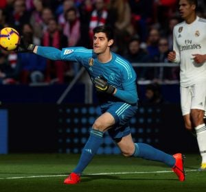 Thibaut Courtois saca con la mano en un partido Thibaut Courtois saca con la mano en un partido