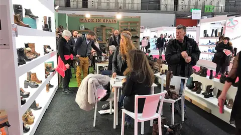 Expositor en una edición de la feria MICAM de Milán Expositor en una edición de la feria MICAM de Milán