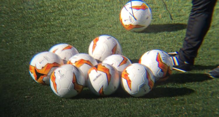 Primera toma de contacto de los jugadores del Valencia CF con el balón de la UEFA Primera toma de contacto de los jugadores del Valencia CF con el balón de la UEFA