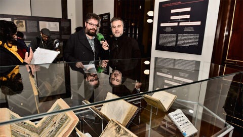 Sergio del Molino y Carlos Alsina pasean por la Biblioteca Nacional