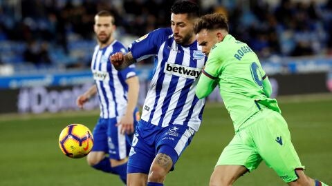 Roger Mart&iacute; pelea un bal&oacute;n con Guillermo Maripan