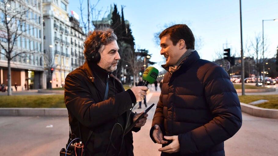 Carlos Alsina y Pablo Casado durante la entrevista en M&aacute;s de uno