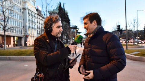 Carlos Alsina y Pablo Casado durante la entrevista en M&aacute;s de uno