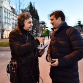 Carlos Alsina y Pablo Casado durante la entrevista en Más de uno