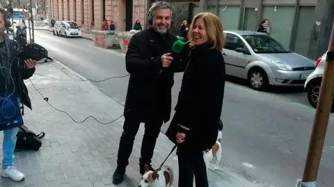Carlos Alsina con Inna, una oyente que pasea a sus perros Carlos Alsina con Inna, una oyente que pasea a sus perros