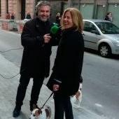 Carlos Alsina con Inna, una oyente que pasea a sus perros