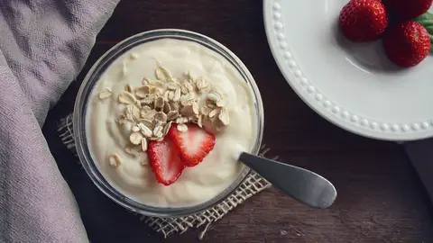 yogur con fresas y cereales yogur con fresas y cereales