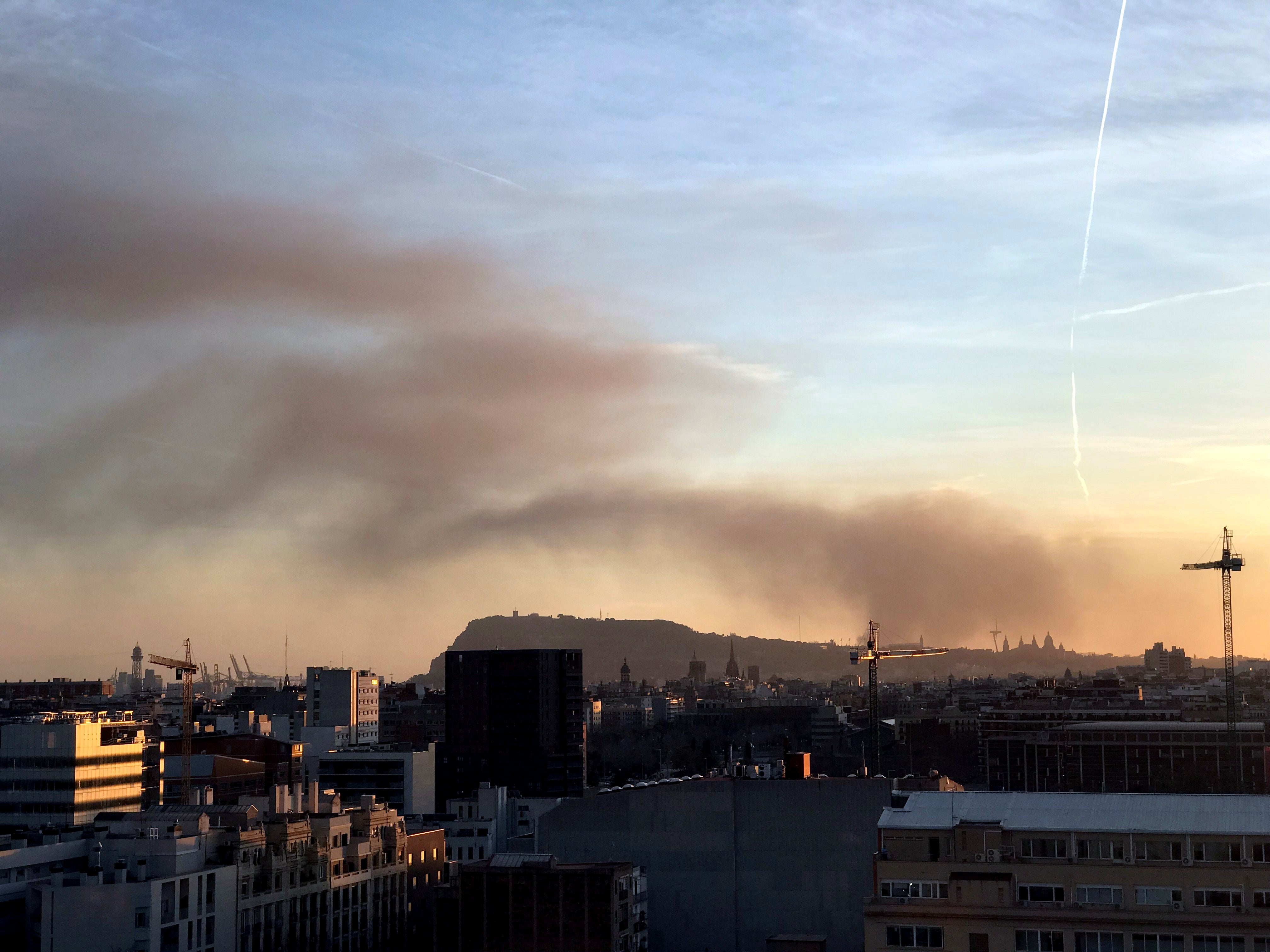 Un incendio afecta al museo de coches clásicos de Seat en la Zona Franca de Barcelona Un incendio afecta al museo de coches clásicos de Seat en la Zona Franca de Barcelona