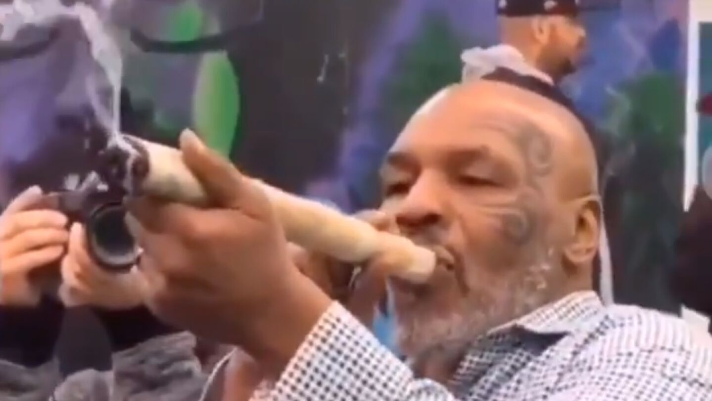 Mike Tyson, fum&aacute;ndose un porro gigante