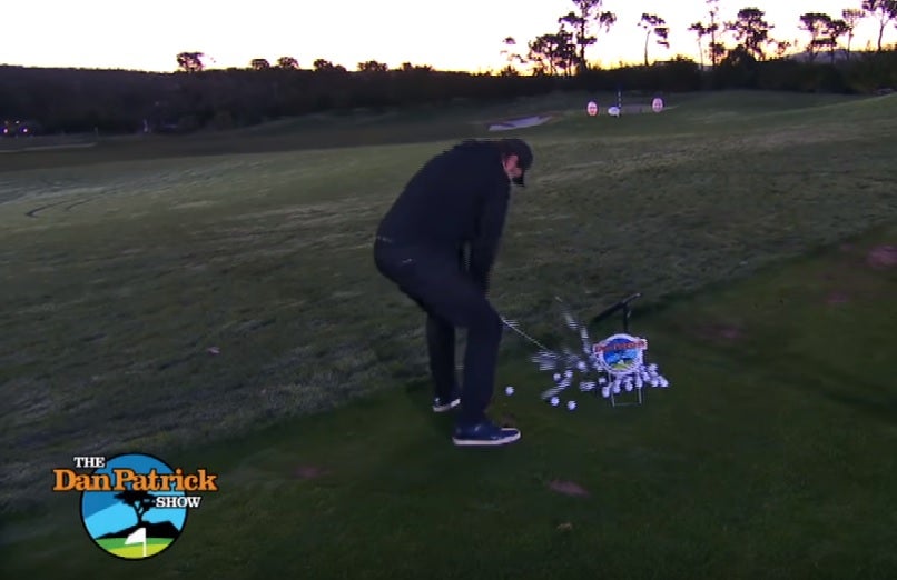La imitación de Nick Faldo del enfado de Sergio García en la arena del bunker La imitación de Nick Faldo del enfado de Sergio García en la arena del bunker