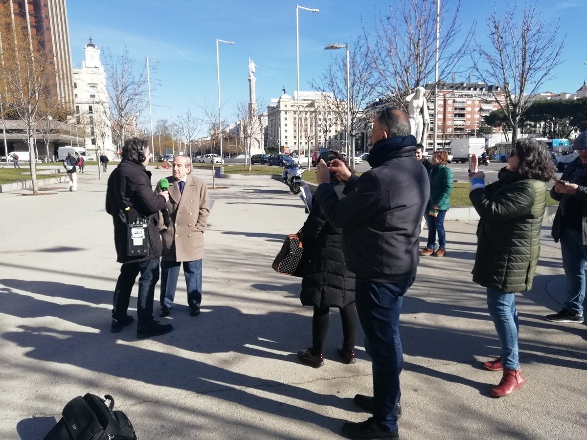 Alsina y José María García intentan entrevistar a dos policías que están de servicio Alsina y José María García intentan entrevistar a dos policías que están de servicio
