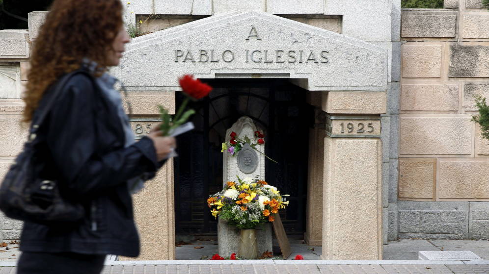 Profanan las lápidas de Pablo Iglesias y la Pasionaria en el cementerio de la Almudena Profanan las lápidas de Pablo Iglesias y la Pasionaria en el cementerio de la Almudena