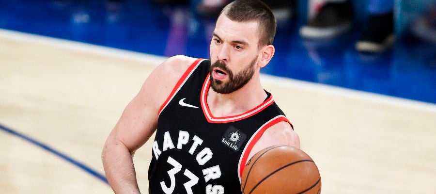 Marc Gasol lleva el balón en un partido con los Raptors Marc Gasol lleva el balón en un partido con los Raptors
