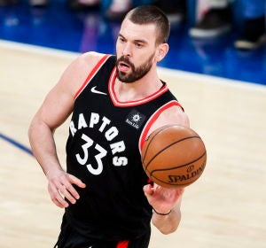 Marc Gasol lleva el balón en un partido con los Raptors Marc Gasol lleva el balón en un partido con los Raptors