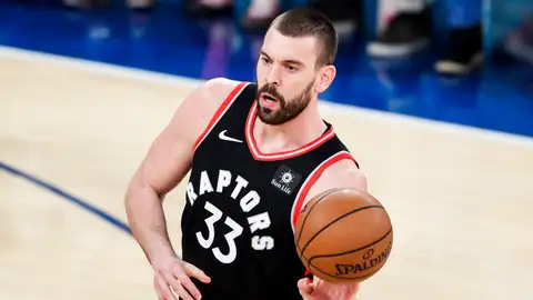 Marc Gasol lleva el balón en un partido con los Raptors Marc Gasol lleva el balón en un partido con los Raptors