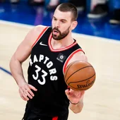 Marc Gasol lleva el balón en un partido con los Raptors Marc Gasol lleva el balón en un partido con los Raptors