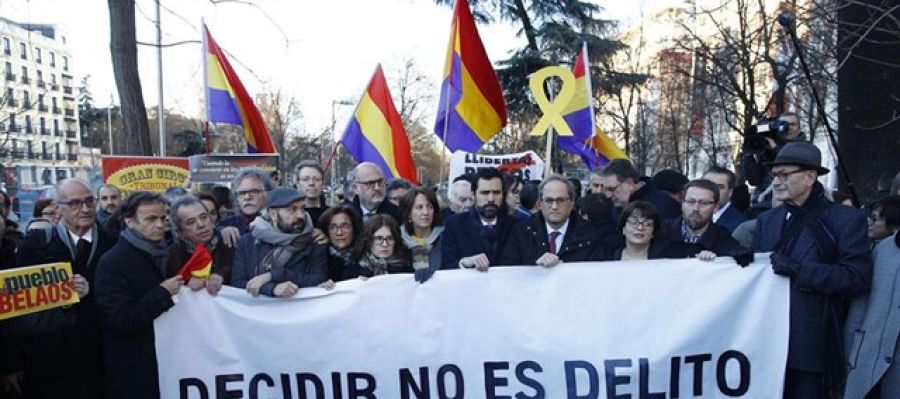 Protesta en los alrededores del Supremo por el juicio del 'procés' Protesta en los alrededores del Supremo por el juicio del 'procés'
