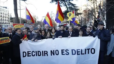 Protesta en los alrededores del Supremo por el juicio del 'procés' Protesta en los alrededores del Supremo por el juicio del 'procés'
