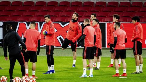 Los jugadores del Real Madrid se entrenan en el estadio del Ajax. 
