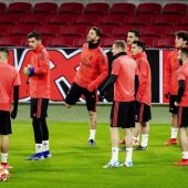 Los jugadores del Real Madrid se entrenan en el estadio del Ajax. 