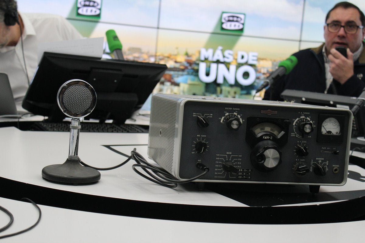 Carlos Alsina se inicia como radioaficionado probando un transceptor en directo Carlos Alsina se inicia como radioaficionado probando un transceptor en directo