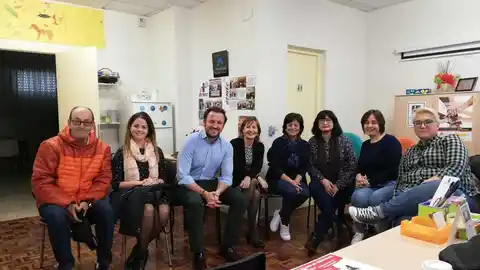 Pablo Ruz con integrantes de la asociación de Esclerosis Múltiple de Elche Pablo Ruz con integrantes de la asociación de Esclerosis Múltiple de Elche