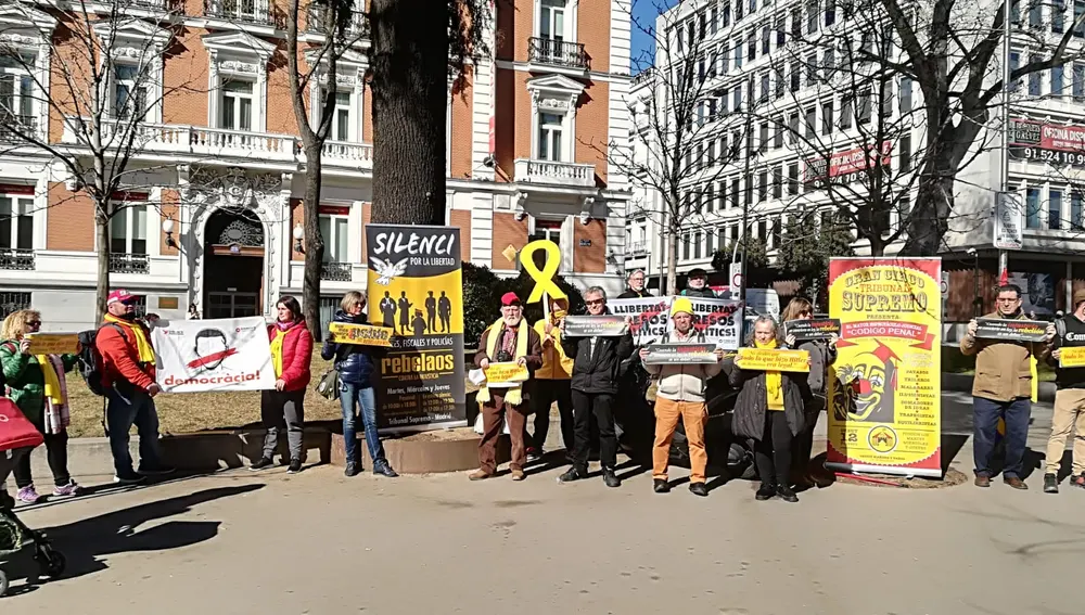 Poco más de una docena de personas se concentran en el Paseo de Recoletos de Madrid por el juicio del 'procés'
