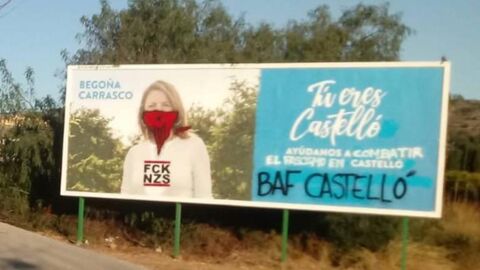 Pintadas en las vallas de "T&uacute; eres Castell&oacute;n" del PP.