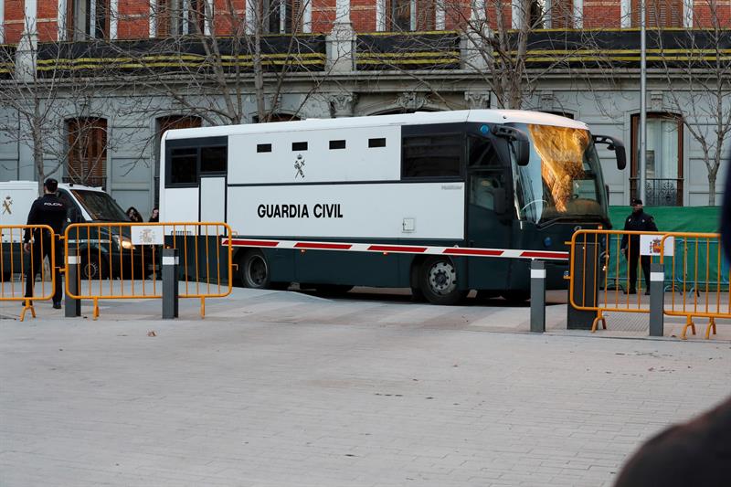 Llegan los furgones con los presos para el juicio del "procés" Llegan los furgones con los presos para el juicio del "procés"