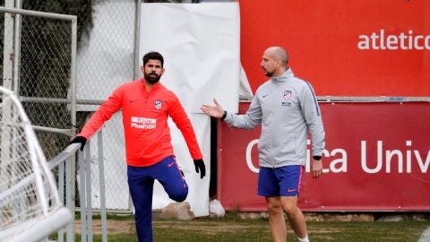 Diego Costa se ejercita en un entrenamiento con el Atl&eacute;tico de Madrid