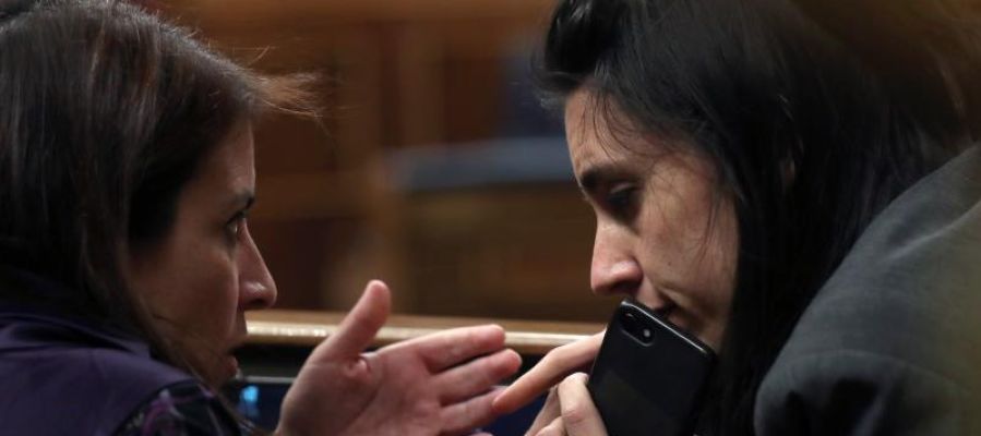 La portavoz de Unidos Podemos, Irene Montero, junto a la diputada socialista Adriana Lastra La portavoz de Unidos Podemos, Irene Montero, junto a la diputada socialista Adriana Lastra