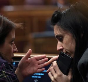 La portavoz de Unidos Podemos, Irene Montero, junto a la diputada socialista Adriana Lastra La portavoz de Unidos Podemos, Irene Montero, junto a la diputada socialista Adriana Lastra