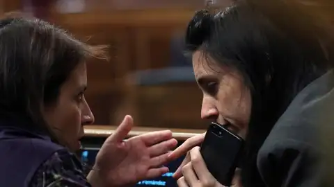 La portavoz de Unidos Podemos, Irene Montero, junto a la diputada socialista Adriana Lastra La portavoz de Unidos Podemos, Irene Montero, junto a la diputada socialista Adriana Lastra