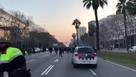 Los manifestantes independentistas cortan la Diagonal de Barcelona