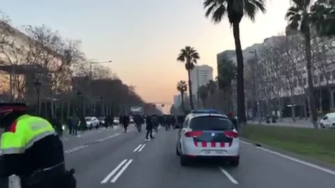 Los manifestantes independentistas cortan la Diagonal de Barcelona Los manifestantes independentistas cortan la Diagonal de Barcelona