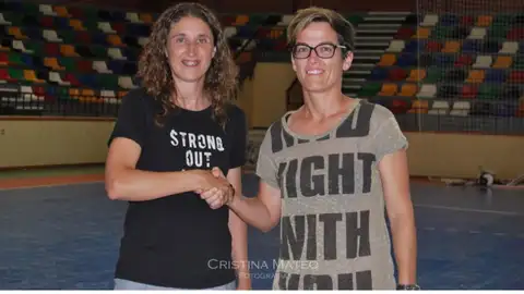 La presidenta del Joventut d'elx, Esther Menargues, junto con la entrenadora del equipo, Alicia Morell. FÚTBOL SALA