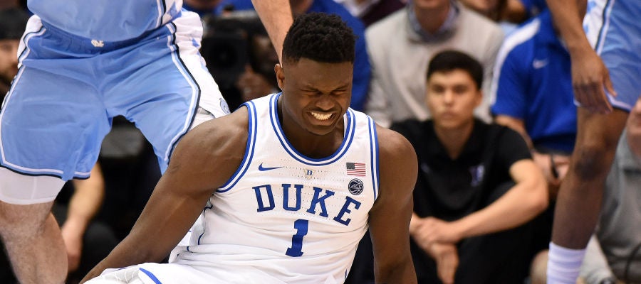 Zion Williamson, con su zapatilla rota, se duele en el suelo Zion Williamson, con su zapatilla rota, se duele en el suelo