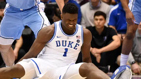 Zion Williamson, con su zapatilla rota, se duele en el suelo Zion Williamson, con su zapatilla rota, se duele en el suelo